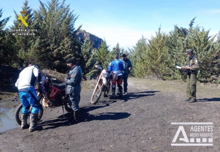 Miembros del Seprona denuncian a unos motoristas (GUARDIA CIVIL)