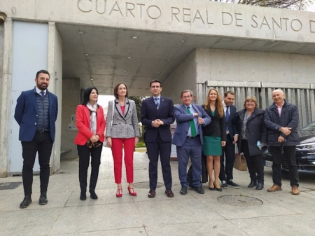 Autoridades a la salida de la jornada empresarial sobre ayudas a cluster (AYUNTAMIENTO)
