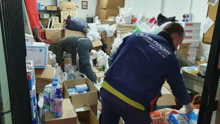 Los operarios del Ayuntamiento de Huétor Tájar cargan el material y alimentos (AYTO. HUÉTOR TÁJAR) 