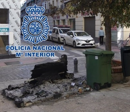 Contenedores quemados en Granada (POLICÍA NACIONAL)