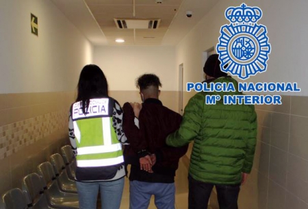 El detenido es custodiado por miembros de la Policía (POLICIA NACIONAL)