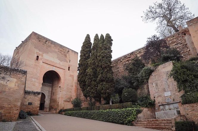 Muralla entre la Puerta de la Justicia y la Torre de Barba en la Alhambra (PATRONATO DE LA ALHAMBRA Y EL GENERALIFE) Muralla entre la Puerta de la Justicia y la Torre de Barba en la Alhambra (PATRONATO DE LA ALHAMBRA Y EL GENERALIFE)