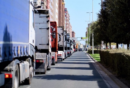 Varios camiones en una marcha convocada en el marco de la huelga de transportes (JUAN MANUEL SERRANO ARCE - EUROPA PRESS) 