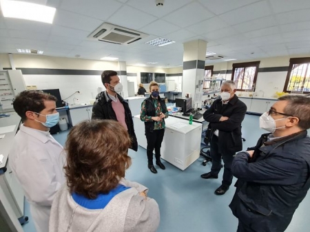 Imagen de la visita al laboratorio de aguas (DIPGRA)