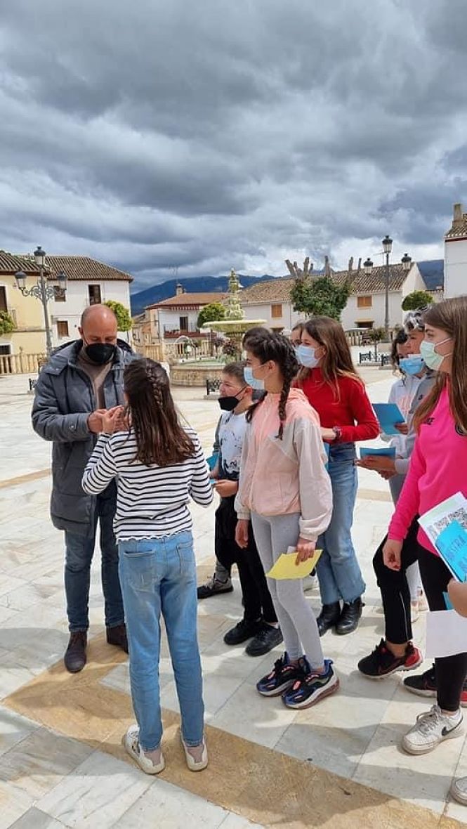 El alcalde de Otura junto a los escolares del CEIP Virgen de la Paz que han realizado el proyecto sostenible `Ecofilamento 3D` (AYTO. OTURA) El alcalde de Otura junto a los escolares del CEIP Virgen de la Paz que han realizado el proyecto sostenible `Ecofilamento 3D` (AYTO. OTURA)
