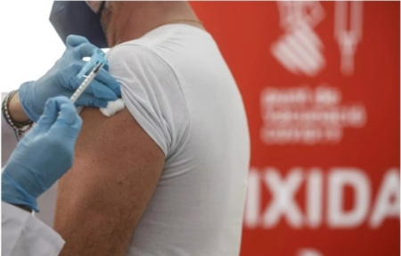 Una sanitaria vacuna a un hombre con la tercera dosis de la vacuna de Moderna (ROBER SOLSONA / EUROPA PRESS)