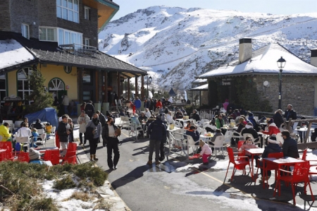 Ambiente en la estación de Sierra Nevada durante el Puente de la Constitución (ÁLEX CÁMARA - EUROPA PRESS) 
