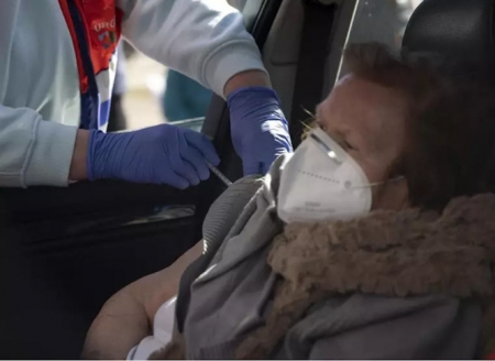 Una persona mayor recibe su dosis de la vacuna (MARÍA JOSÉ LÓPEZ - EUROPA PRESS)