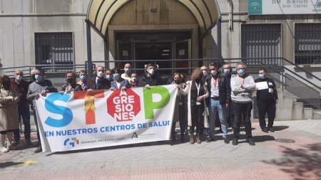 Concentración contra la agresión a un conductor celador, a las puertas del centro de salud de Gran Capitán (JUNTA)