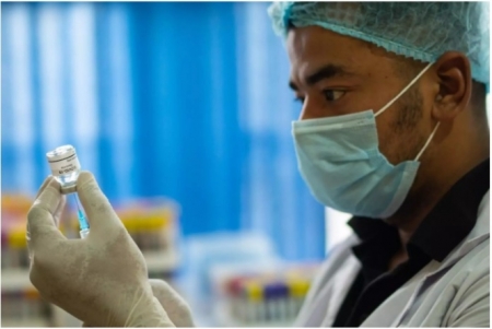 Un sanitario prepara una dosis de la vacuna contra el covid (PRASESH SHIWAKOTI EN UNSPLASH)