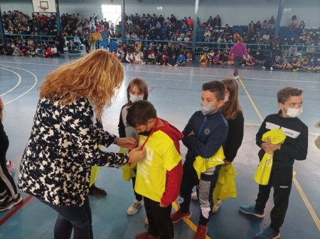 Berta Linares, teniente alcade, junto a los niños premiados (AYTO. MARACENA) 