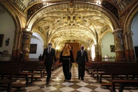 Acto de 2021 en que un preso es liberado por la Hermandad de La Soledad de San Jerónimo y Descendimiento de Jesús como viene siendo tradición cada Semana Santa (ÁLEX CÁMARA-EUROPA PRESS) 
