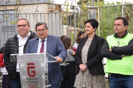 El presidente de Diputación, José Entrena, da la bienvenida a los escolares (R. MARTÍNEZ/ DIPGRA)