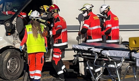 Bomberos de Granada y sanitarios durante una asistencia (JUNTA DE ANDALUCÍA)