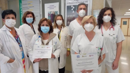 Profesionales premiados muestran sus diplomas (JUNTA DE ANDALUCÍA) 