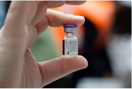 Una dosis de la vacuna contra el coronavirus de Pfizer (GOVERN) 