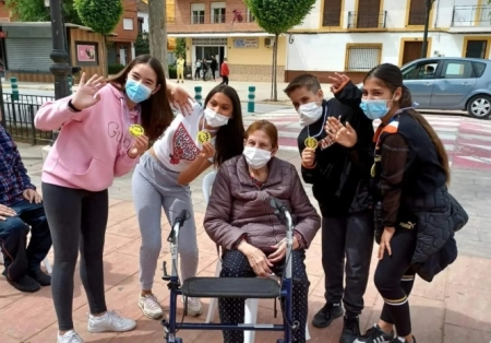 Imagen del encuentro intergeneracional (AYTO. FUENTE VAQUEROS)