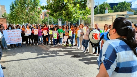 Concentración en el Zaidín del personal de servicios sociales (CGT)