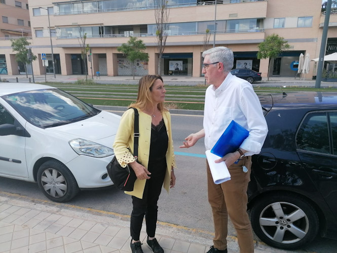 Concha Insúa junto a Juan de Dios Jiménez nez en la nueva zona azul de la Avenida de la Ilustración (CIUDADANOS) Concha Insúa junto a Juan de Dios Jiménez nez en la nueva zona azul de la Avenida de la Ilustración (CIUDADANOS)