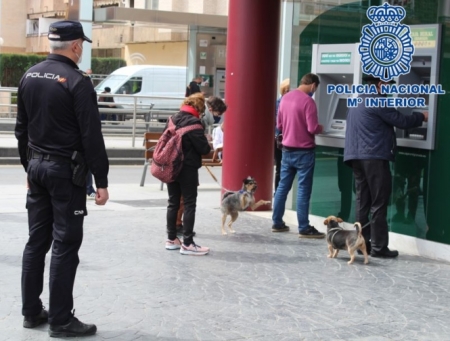 Un policía Nacional vigila un cajero (POLICIA NACIONAL)