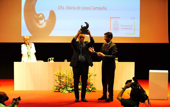 Francisco Cuenca entrega el Premio Lorca (AYTO. GRANADA)
