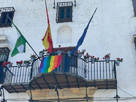 Bandera Arco Iris en el Ayuntamiento de Montefrio (AYTO. MONTEFRÍO) 