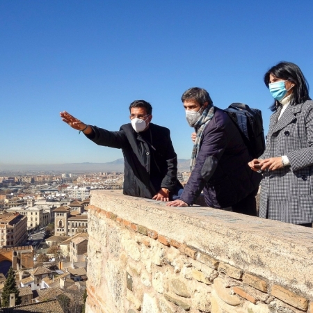 El alcalde de Granada, Francisco Cuenca, el director general de Bellas Artes del Gobierno de España, Isaac Sastre de Diego, y la subdelegada del Gobierno, Inmaculada López Calahorro, en imagen de archivo en una visita a la Muralla Zir (AYUNTAMIENTO) 