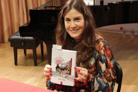 Patricia Morueco con su libro (CULTURALIA)