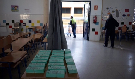 Preparativos en un colegio electoral para las pasadas elecciones al Parlamento andaluz celebradas el 2 de diciembre de 2018, en imagen de archivo (JUNTA DE ANDALUCÍA) 