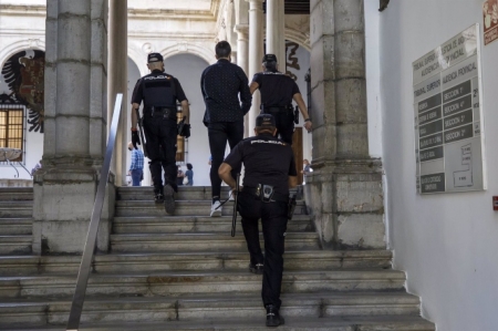 El legionario acusado de asesinar el 8 de febrero de 2020 a su expareja en Zadin es trasladado por la Guardia Civil a la Audiencia de Granada para ser juzgado (ÁLEX CÁMARA - EUROPA PRESS) 