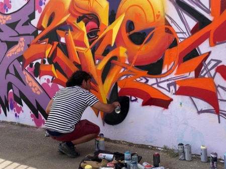 Un graffitero realiza su obra (AYTO. LA ZUBIA) 