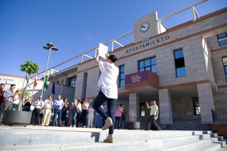 Macarena Olona, ante el Ayuntamiento de Salobreña, este martes (VOX)
