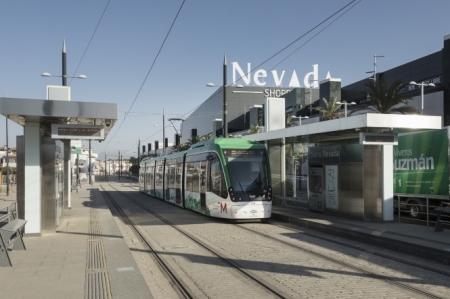 Parada del metropolitano den el Centro Comercial Nevada (JUNTA)