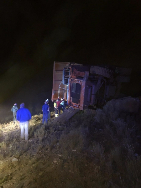 Los bomberos de Guadix rescatan al conductor de un camión tras caer por un talud de unos 30 metros (AYUNTAMIENTO DE GUADIX)
