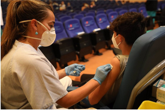Una sanitaria después de vacunar a un menor contra el coronavirus (ISABEL INFANTES - EUROPA PRESS) 