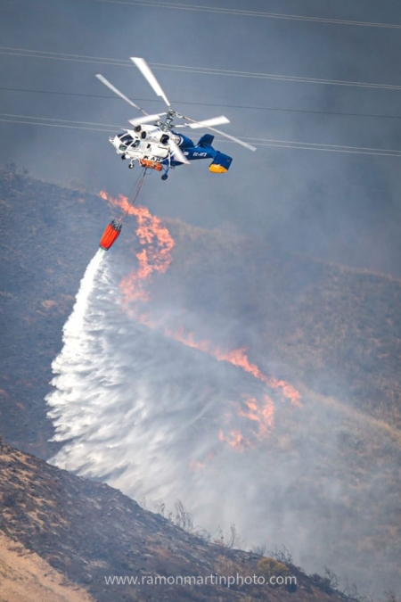 Un helicóptero del Infoca suelta agua sobre el fuego (RAMÓN MARTÍN)