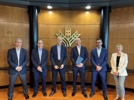 Foto de familia tras la rúbrica del convenio (CAJA RURAL)