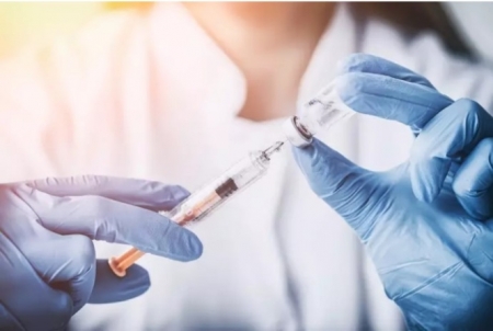 Un sanitario prepara una dosis de la vacuna (GETTY IMAGES/ISTOCKPHOTO / SCYTHER5)