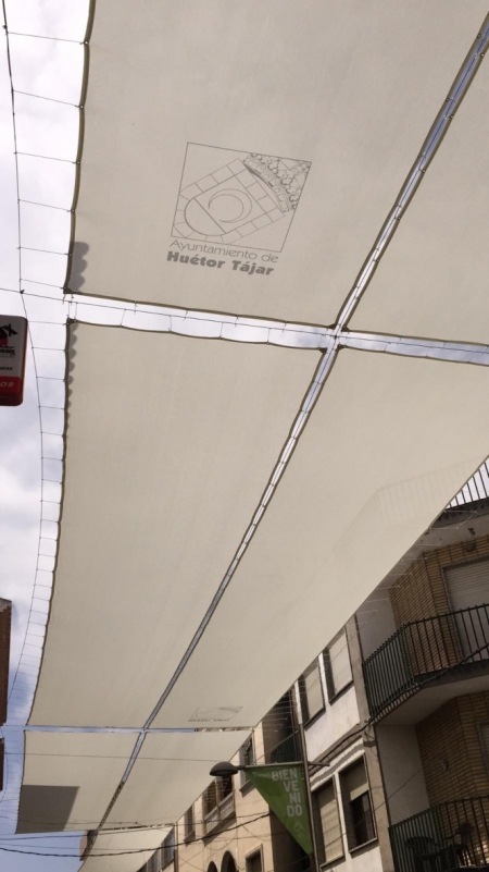 Toldos instalados en la calle Ancha de Huétor Tájar (AYTO. HUÈTOR TÁJAR)