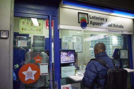 Un hombre acude a una administración de lotería (JESÚS HELLÍN - EUROPA PRESS) 