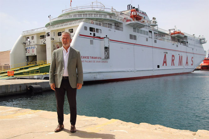 El presidente de la Autoridad Portuaria de Motril, José García Fuentes, junto al barco que ha realizado la travesía (PUERTO DE MOTRIL) El presidente de la Autoridad Portuaria de Motril, José García Fuentes, junto al barco que ha realizado la travesía (PUERTO DE MOTRIL)