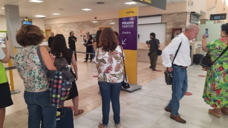 Pasajeros presencian el concierto coral en el aeropuerto (AENA) 