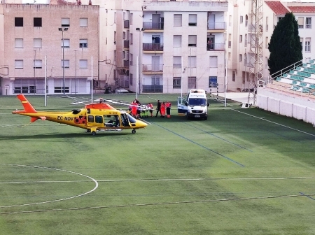 Helicóptero de emergencias en el campo de fútbol de La Herradura (AYTO. ALMUÑÉCAR) 
