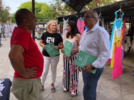 Candidatos de Andaluces Levantaos, en un mercadillo (ANDALUCES LEVANTAOS) 