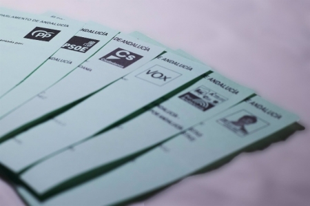 Detalle de las papeletas de los partidos políticos de cara a las Elecciones, del próximo 19 de junio (JOAQUÍN CORCHERO / EUROPA PRESS) 