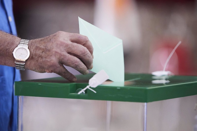 Detalle de la mano de un señor que está ejerciendo su derecho al voto (JOAQUÍN CORCHERO / EUROPA PRESS) Detalle de la mano de un señor que está ejerciendo su derecho al voto (JOAQUÍN CORCHERO / EUROPA PRESS)