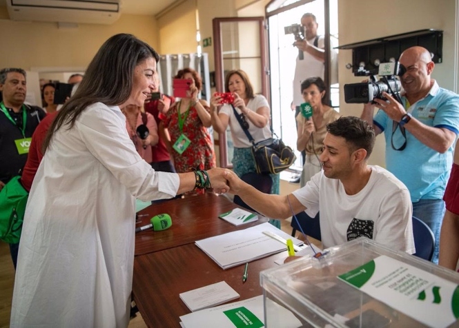 Macarena Olona ejerce su derecho al voto en Salobreña (VOX) 