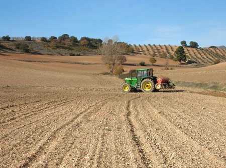 Imagen de un tractor realizando tareas agrícolas (ASAJA)	