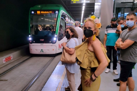 Usuarios esperando el metro (JUNTA)