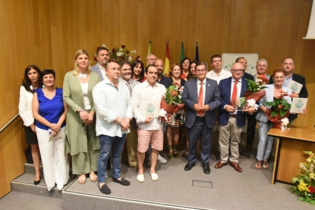 Foto de familia de los galardonados (R. MARTÍNEZ / DIPGRA)